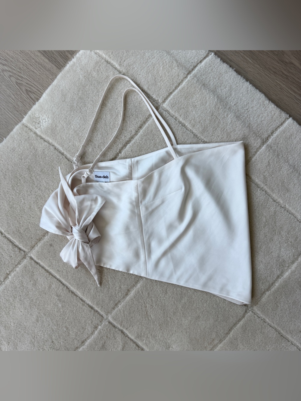 Aritzia Satin Tie-back Scarf Top - size M, white